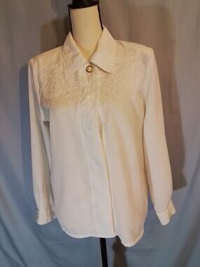 Christie & Jill White Embroidered Button Front Blouse